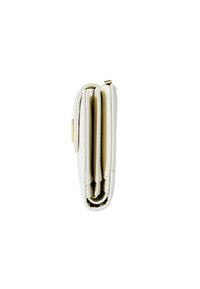Portefeuille en cuir crème avec trois compartiments, présentant des accents cousus, une forme arrondie et une fermeture à bouton doré.