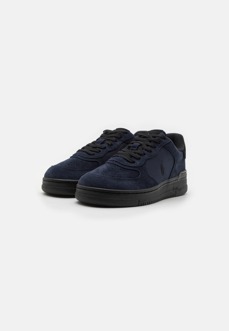 Granatowe zamszowe sneakersy o teksturowanej powierzchni, czarnej gumowej podeszwie i klasycznym sznurowanym wzorze. Posiadają przeszycia oraz akcenty z logo.