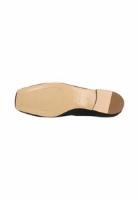 Suola nera di scarpa con un lato inferiore beige liscio, caratterizzata da una forma rettangolare e un leggero tacco. Design minimalista con marchi impressi.