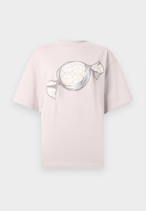 Różowy bawełniany t-shirt o luźnym kroju z grafiką opakowania cukierka w kolorze srebrnym i jasnych pastelowych odcieniach. Krótkie rękawy, okrągły dekolt.