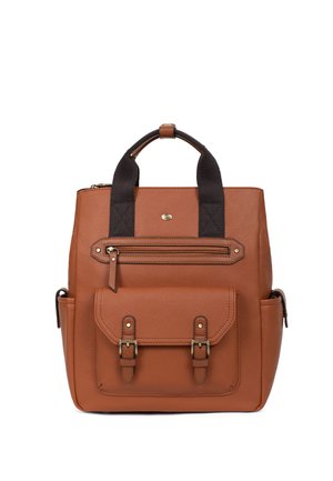 Brązowy skórzany plecak z czarnymi uchwytami, przednią kieszenią na zamek i kieszenią z klapą zabezpieczoną zatrzaskiem, na białym tle.