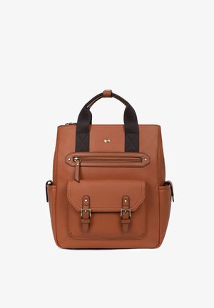 Brązowy skórzany plecak z czarnymi uchwytami, przednią kieszenią na zamek i kieszenią z klapą zabezpieczoną zatrzaskiem, na białym tle.