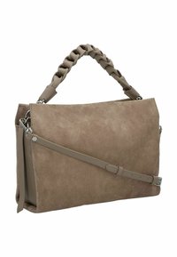 Sac à main en daim taupe avec une poignée tressée et une bandoulière amovible. Présente des côtés lisses et un design élégant plié.