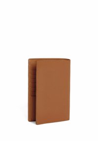 Portefeuille en cuir brun avec une finition texturée, doté de plusieurs emplacements pour cartes et d'un design simple et épuré. Lorsqu'il est fermé, il a des bords doux.