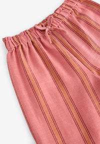 Roze gestreepte broeken met verticale strepen in donkerder roze en geel. Voorzien van een elastische tailleband met een trekkoord voor aanpassing.