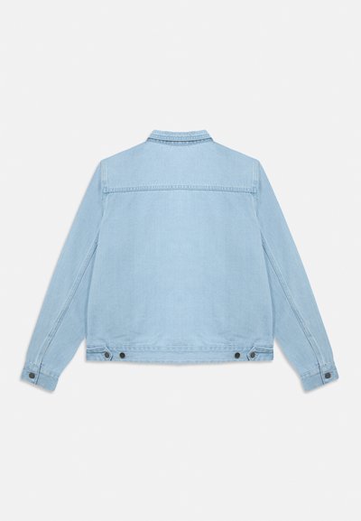 Lyseblå denimjakke med lange ærmer, knapmanchetter og justerbare knapper i taljen, vist bagfra på en ensfarvet baggrund.