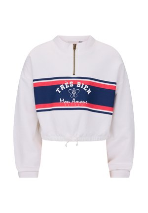Weißes kurz geschnittenes Sweatshirt mit marineblauen und roten horizontalen Streifen, halblangem goldfarbenem Reißverschluss, elastischem Saum und dem Schriftzug "Très Bien Mon Amour" auf der Vorderseite.