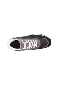 Grijze en zwarte sneaker met netpanelen, suède accenten, witte veters, een ronde neus en een gestructureerde rubberen zool.