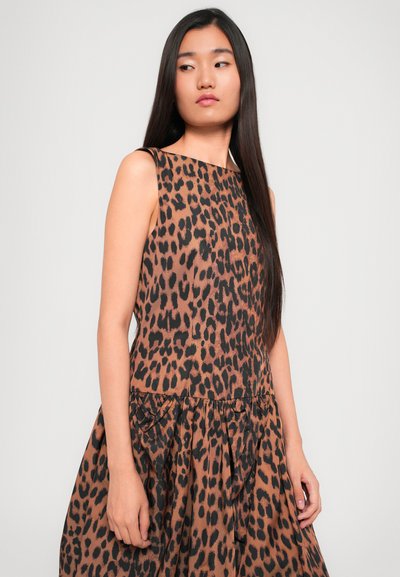 Haljina s uzorkom leoparda, s uskim gornjim dijelom i raširenom suknjom. Napravljena od lagane tkanine, s okruglim izrezom i bez rukava.
