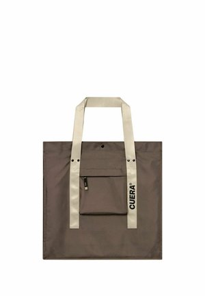 Sac cabas carré marron avec poignées beige, poche avant zippée et "CUERA" imprimé sur une poignée en lettres noires.