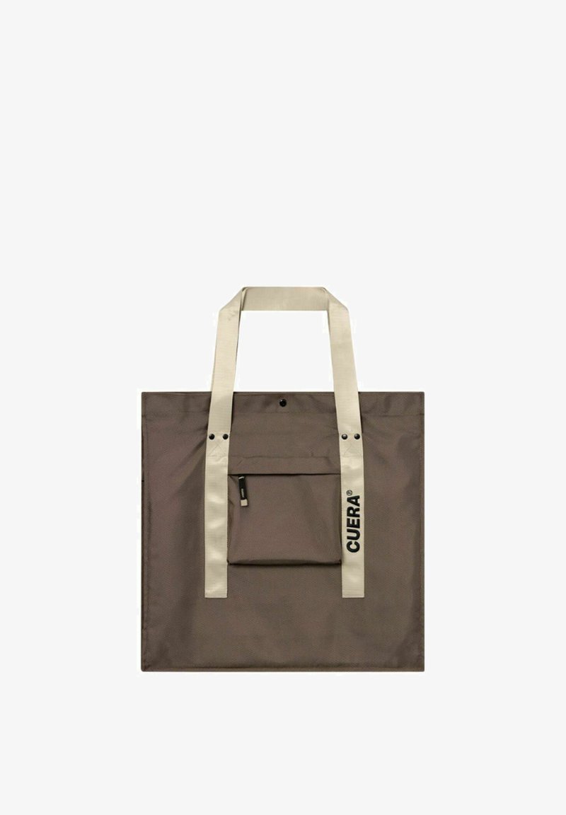 Sac cabas carré marron avec poignées beige, poche avant zippée et "CUERA" imprimé sur une poignée en lettres noires.