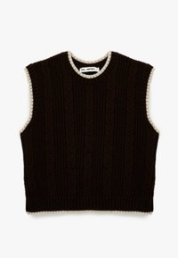 Braune gestrickte ärmellose Weste mit einem strukturierten Kabelmuster, ergänzt durch einen cremefarbenen gerippten Kragen und Armöffnungen.