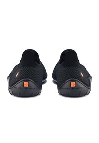 Czarne buty sportowe z przewiewną plecionką, teksturowanym obcasem i kontrastowym pomarańczowym akcentem. Elastyczne gumowe podeszwy z wzorami bieżnika.