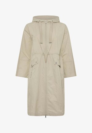 Beżowy długi płaszcz przeciwdeszczowy z kapturem, zapinany na przedni zamek, z regulowanymi sznureczkami w talii, kieszeniami z klapkami na zatrzaski oraz rękawami o długości do łokcia.