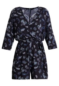 Svart jumpsuit med paisleymönster i blått och vitt. Har V-ringning, trekvartsärmar, åtsittande midja och lösa short. 
