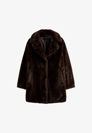 Brauner Kunstfellmantel mit einem breiten Kragen, langen Ärmeln und zwei Seitentaschen. Das Material hat eine weiche, plüschige Textur.
