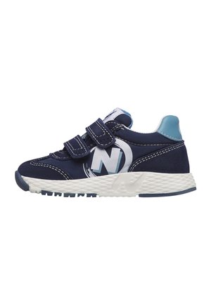 Scarpa da ginnastica per bambini blu navy con accenti azzurri, suola bianca, doppio velcro e grande logo "N" sul lato.