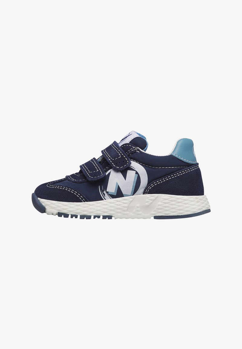 Zapatilla infantil azul marino con detalles en azul claro, suela blanca, doble cierre de velcro y un gran logo "N" en el lateral.