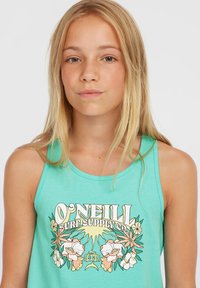 Turkos ärmlös topp med en blommig grafikdesign och texten "O'Neill Surf Supply Co." samt ett solmotiv. Slät tygkänsla.