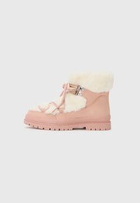Rosa vinterstövlar med en fluffig vit krage, mjuka fårskinnsdetaljer, texturerad gummisula och metallöglor för snörena.