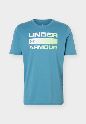 Kék, rövid ujjú Under Armour póló, fehér és világoszöld "UNDER ARMOUR" felirattal és logóval a mellkason, közepes méret.