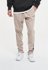 Pegador LOGO PANTS UNISEX - Joggebukse - taupe/black
