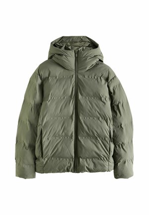 Doudoune verte olive, dotée d'une capuche, d'une fermeture éclair sur toute la longueur à l'avant et d'une texture matelassée avec des accents de couture horizontale.