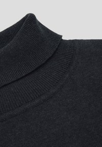 Czarny dzianinowy sweter z wysokim kołnierzem. Charakteryzuje się prążkowaną fakturą i bezszwowym wykończeniem wokół szyi. Miękki, średniej grubości materiał.