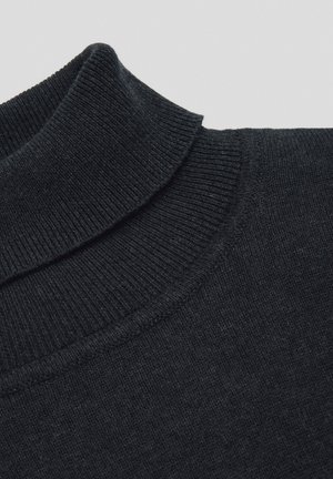 Czarny dzianinowy sweter z wysokim kołnierzem. Charakteryzuje się prążkowaną fakturą i bezszwowym wykończeniem wokół szyi. Miękki, średniej grubości materiał.