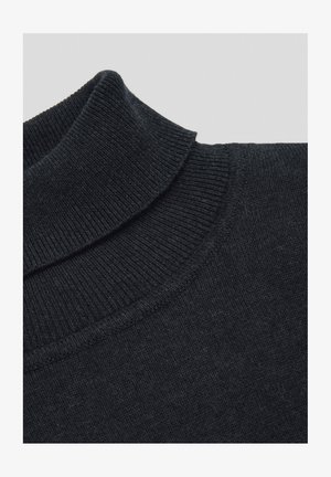 Czarny dzianinowy sweter z wysokim kołnierzem. Charakteryzuje się prążkowaną fakturą i bezszwowym wykończeniem wokół szyi. Miękki, średniej grubości materiał.