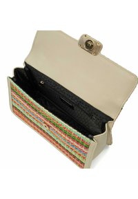 Beige leren handtas met een geweven, multicolore accent en een gouden sluiting. Heeft een zwarte stoffen interieur met een ritscompartiment.
