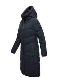 Marineblauwe pufferjas met capuchon, voorzien van een verticale quiltpatroon, een ritssluiting aan de voorkant en twee zijzakken met ritssluitingen.