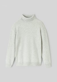 Pull en col roulé à côtes gris clair avec manches longues et poignets ajustés, posé à plat sur un fond gris.
