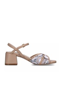 Sandali con tacco a blocco beige, con cinturini incrociati e un inserto decorato da motivi geometrici in bianco e nero.