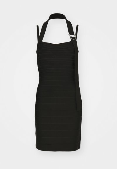 Černé šaty s horizontálními sklady, designem na halter, a bočním popruhem s perleťovým akcentem. Krátká, přiléhavá silueta.