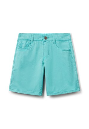 Shorts turquoise clair fabriqués dans un tissu doux et lisse. Les caractéristiques comprennent une fermeture à bouton, des passants de ceinture et des poches avant avec des détails de couture subtils.
