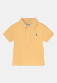 Gul polo skjorta med strukturerad yta, med krage, korta ärmar, tre knappar och en blå logotypdetalj på bröstet.