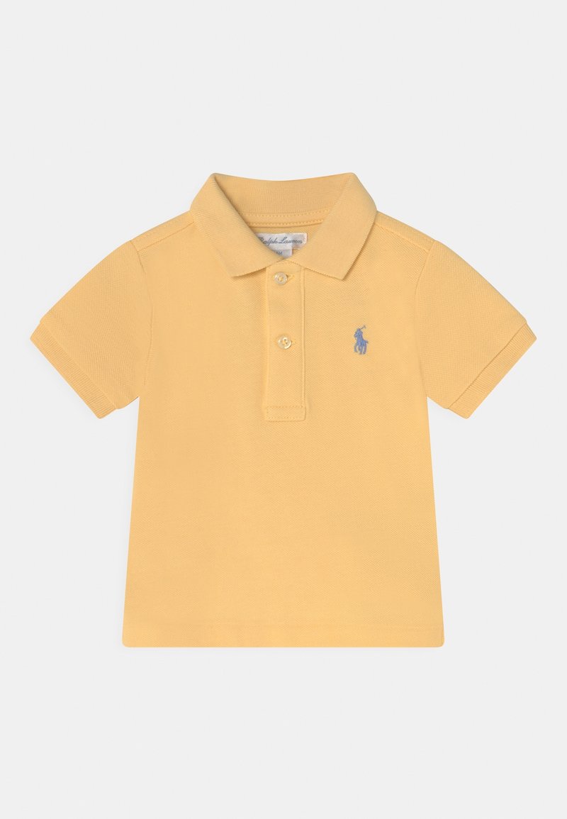 Gul polo skjorta med strukturerad yta, med krage, korta ärmar, tre knappar och en blå logotypdetalj på bröstet.