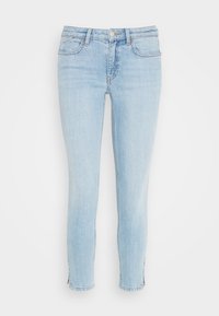 Jeans de denim azul claro con corte Slim, diseño de cinco bolsillos y longitud recortada. Presentan un desvanecimiento sutil y detalles de cremallera en el dobladillo.