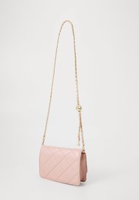 Rosa quiltad läderhandväska med en guldkedjesstrap, med en rektangulär form och texturerat mönster för extra detalj.