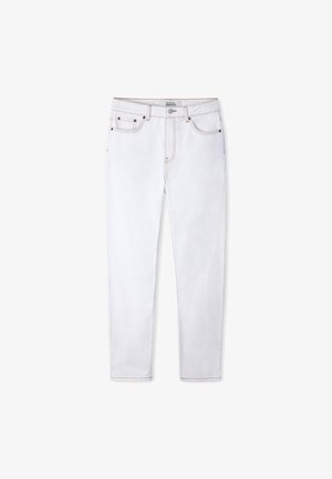 Jean blanc droit avec cinq poches, passants pour ceinture, fermeture à bouton, et surpiqûres contrastées sur fond blanc.