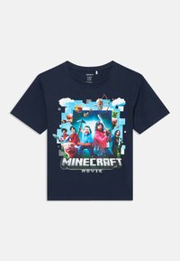 Námornícka bavlnená tričko s farebnou grafikou postáv a prvkov z Minecraftu, s textom "A Minecraft Movie" na spodnej strane.