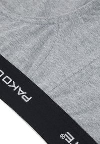 Szary materiał dresowy z czarnym elastycznym pasem. Posiada logo marki w bieli na pasie. Gładka tekstura z subtelnymi wariacjami.