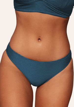 Bas de bikini teal avec une taille fine et texturée. Présente un tissu à rayures verticales, un design taille basse et une couverture minimale. Fini lisse.