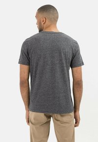 Grijze korte mouwen t-shirt in een gemêleerd textuur. Heeft een klassieke ronde hals en een ontspannen pasvorm, zonder zichtbare logo's of versieringen.