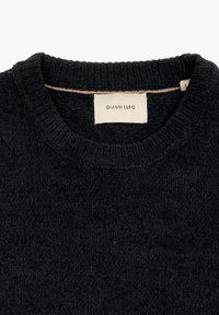 Czarny sweter dziany z okrągłym dekoltem. Metka wewnątrz mówi "GIANNI LUPO". Materiał wydaje się miękki i ma gładką strukturę.