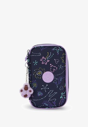 Custodia rettangolare con cerniera realizzata in tessuto scuro con motivi floreali colorati. Presenta un distintivo di gomma viola e un portachiavi a forma di scimmia in peluche.