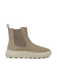 Bottines Chelsea en suede taupe avec des panneaux latéraux élastiques et une semelle en caoutchouc épaisse et texturée. Boucle à l'arrière pour un enfilage facile.