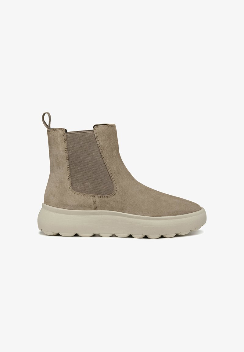 Botas Chelsea de ante en color topo con paneles laterales elásticos y una suela de goma gruesa y texturizada. Asas en la parte posterior para facilitar su uso.