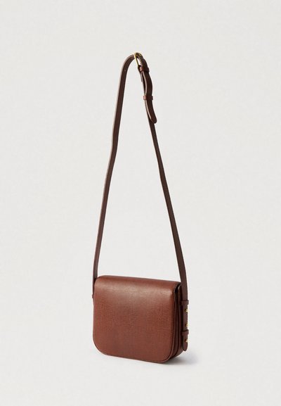 Καφέ τσάντα χιαστί από υλικό με υφή. Διαθέτει επίπεδο σχήμα, ρυθμιζόμενο λουρί και χρυσαφί μεταλλικά στοιχεία.